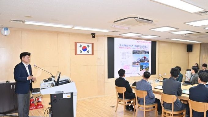 하남시, 김현수 교수 초청 ‘AI 도시공간 전략’ 교육…교산신도시, K-스타월드 등 연계한 AI 행정 본격화