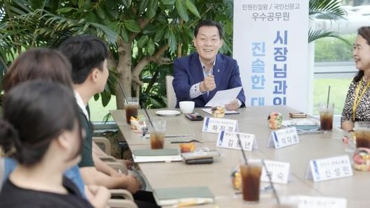 이재준 수원시장, 상반기 민원 친절왕·우수공무원 만나 격려