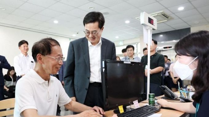 경기도 김동연 도지사, 민생회복 소비쿠폰 신청 첫날 현장점검 “새 정부, 어려운 민생 회복 위한 올바른 방향”