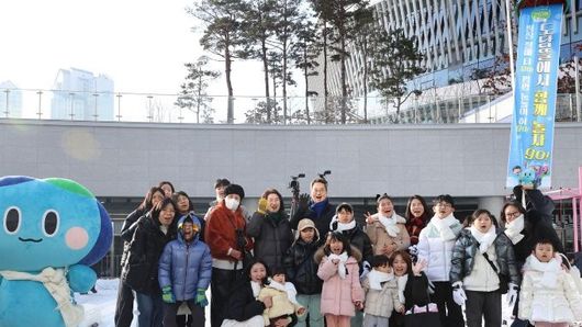 ‘경기도담뜰 겨울 눈밭 놀이터’ 개장…김동연 “아이들을 위해 만든 겨울왕국 마음껏 즐기시길”