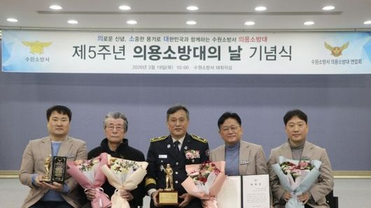 76년 만에 찾은 아버지 흔적…수원시 새빛민원실 베테랑팀장들, 6.25때 납북된 민원인 아버지 기록 찾았다