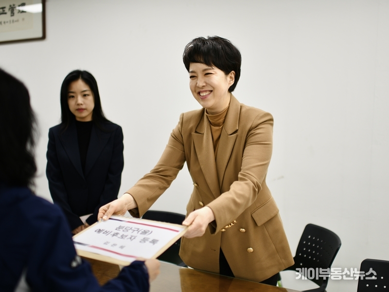 국민의힘 김은혜 전 대통령실 홍보수석이 22일 경기도 성남시 분당구을 선거구 예비후보 등록을 하고 있다.