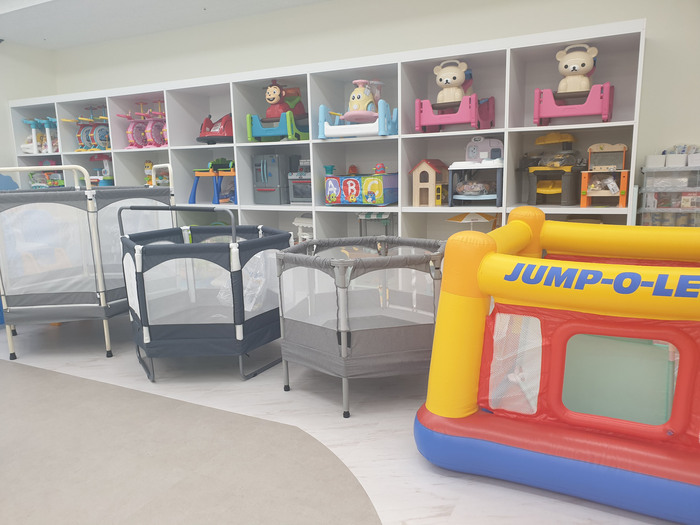 성남시 복정 대형 장난감도서관에서 빌릴수 있는 트램폴린(일명 방방이)(사진-성남시 제공)