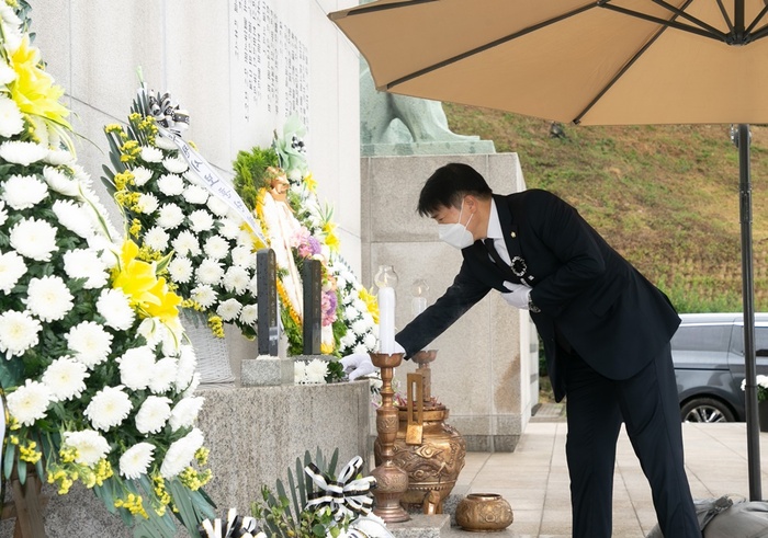 강병일 부천시의회 의장이 헌화하고 있다.