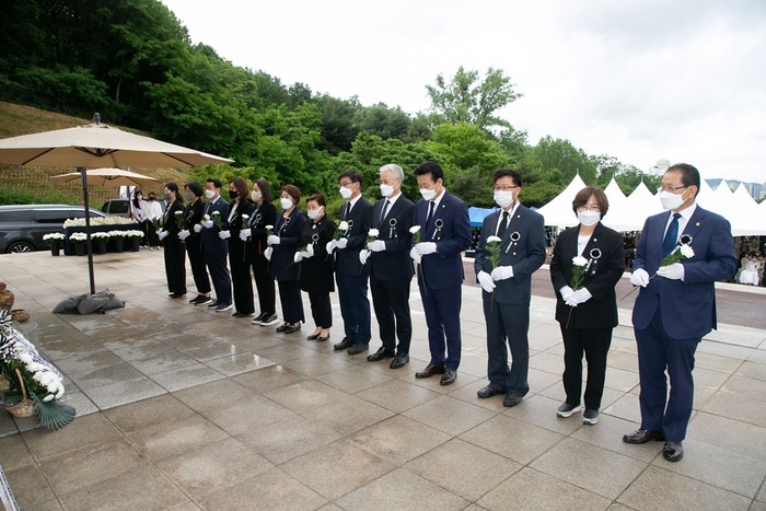 제67회 현충일 추념식에서 헌화하는 부천시의회 의원들