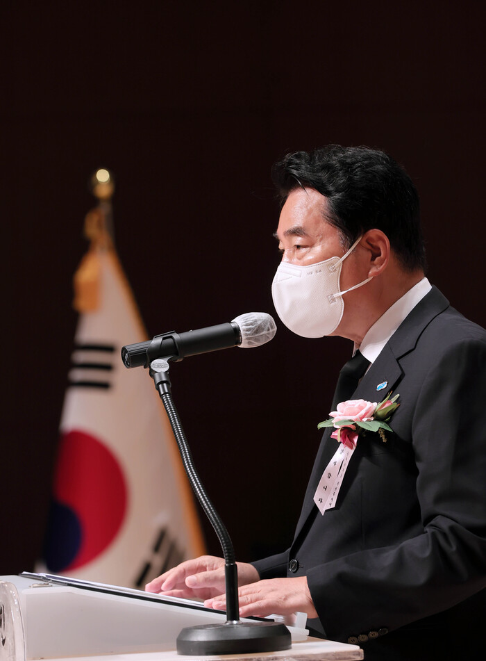 백군기 용인시장이 6·25전쟁 제72주년 기념식에서 인사말을 하고 있다.