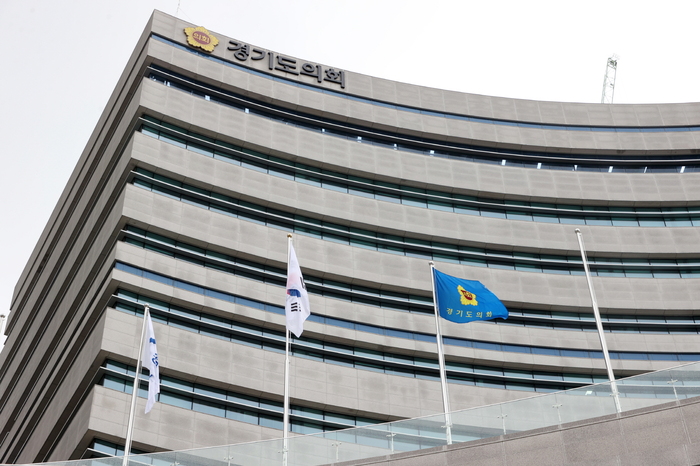 道의회, 도·도교육청과 ‘화합’ 상징하는 ‘통합 국기 게양대’ 설치“3개 기관이 협력하여 도민을 위해 일하겠다는 의지 담아”