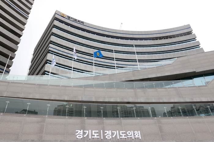 道의회, 도·도교육청과 ‘화합’ 상징하는 ‘통합 국기 게양대’ 설치“3개 기관이 협력하여 도민을 위해 일하겠다는 의지 담아”