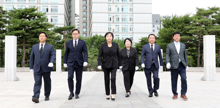 곽미숙 대표의원을 비롯하여 안계일(성남7), 지미연(용인6), 김정영(의정부1), 고준호(파주1), 이택수(고양8) 의원 등이 함께 헌화·분향했다.