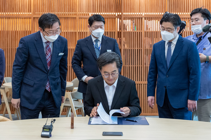 김동연 경기도지사, “어려운 도민 살리는 것이 우선. 1호 결재로 민생경제 대책 결정”