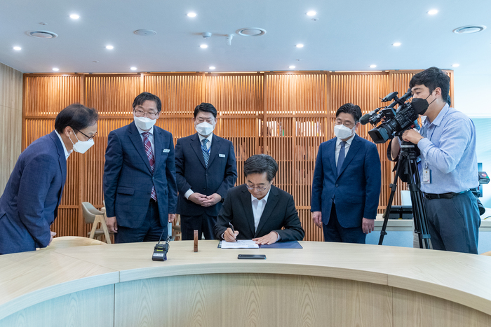 김동연 경기도지사, “어려운 도민 살리는 것이 우선. 1호 결재로 민생경제 대책 결정”