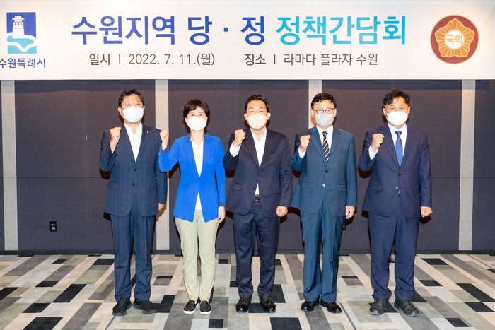 김승원 의원(왼쪽부터), 백혜련 의원, 이재준 시장, 박광온 의원, 김영진 의원이 함께하고 있다.