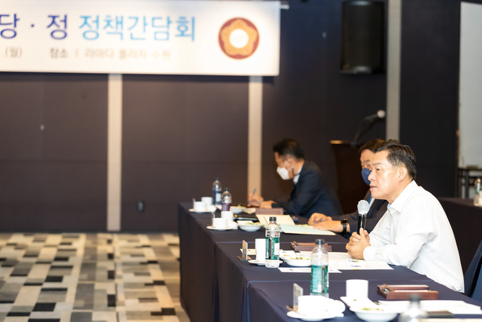 이재준 시장이 수원지역 당·정 정책간담회에서 발언하고 있다.