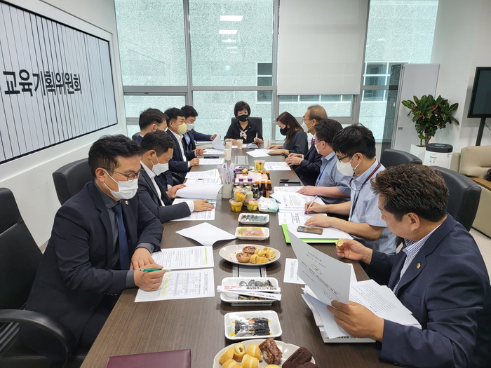 경기도의회 교육기획위원회 황진희 위원장, 2022학년도 2학기 학교 방역 사업 계획 보고받아 ©