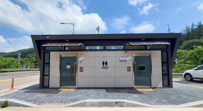 용인 하천변과 산책로 공중화장실‘상쾌한 혁명’(이동읍 묵리 거문정소하천(문수산 터널인근) 화장실 전경) ©