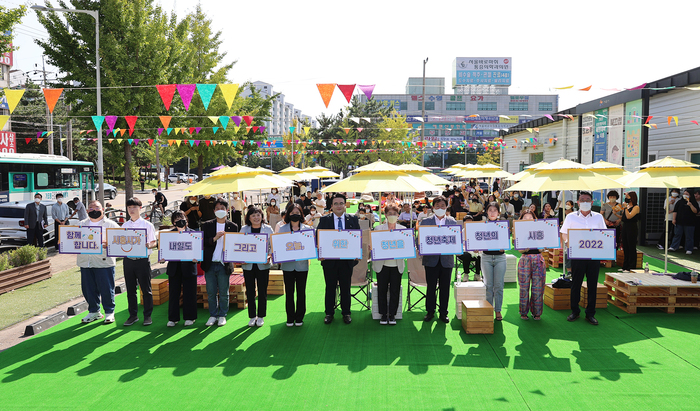시흥시의회, 청년의 날 기념 축제 참석… 청년들과 희망의 메시지 주고받아(청년축제 단체사진)