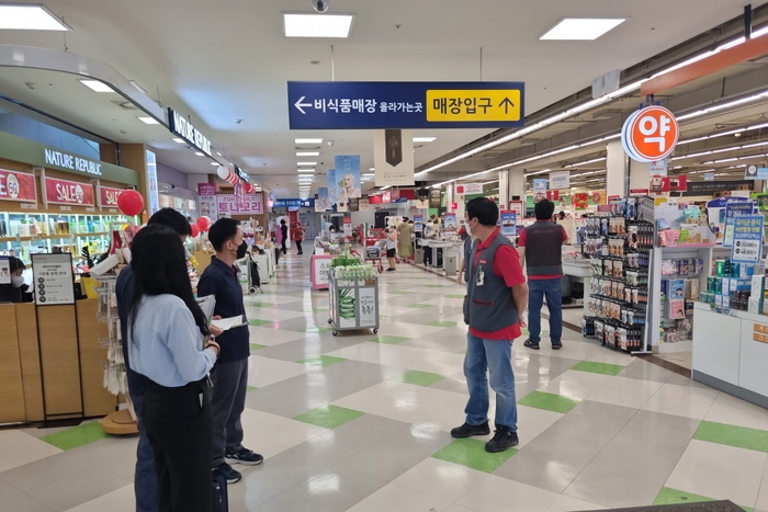 지난 여름 진행한 대형유통시설 안전점검 (사진 - 수원특례시 제공)