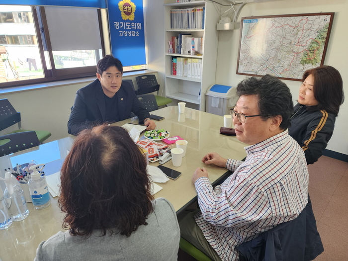 경기도의회 이상원 도의원(국민의힘, 고양7)은 13일 경기도의회 고양상담소에서 고양시 식사2지구 두산·원일빌라 도시개발추진위원회 관계자 등이 참석한 가운데 두산·원일빌라 개발편입에 대한 대책을 논의하는 시간을 가졌다. / 사진 - 경기도의회 제공