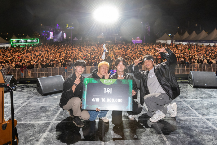 ‘경기인디뮤직페스티벌 2022’는 경기도와 김포시가 주최하고 경기콘텐츠진흥원 주관으로 10월 15~16일 경인아라뱃길 아라마리나에서 열렸다. / 사진 - 경기도 제공