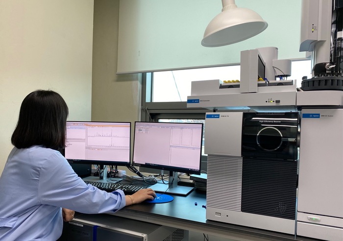 용인시농업기술센터 직원이 가스크로마토그래프 질량분석기(사진 오른쪽)를 활용해 잔류농약 성분 데이터를 확인하고 있다. / 사진 - 용인특례시 제공