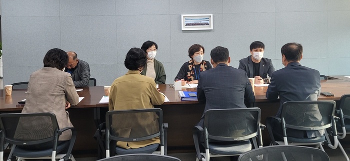 경기도의회 국민의힘 정책위원회 유영일 부위원장(안양5)은 10월 31일 경기도의회에서 서브웨이 불공정 계약 개선을 위한 간담회를 개최하여, 점주의 고충을 듣고 제도개선에 관한 의견을 나누는 시간을 가졌다. / 사진 - 경기도의회 제공