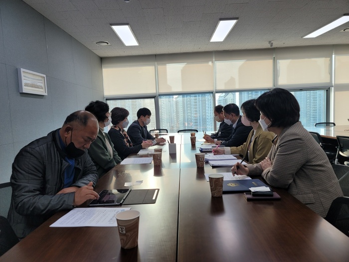 경기도의회 국민의힘 정책위원회 유영일 부위원장(안양5)은 10월 31일 경기도의회에서 서브웨이 불공정 계약 개선을 위한 간담회를 개최하여, 점주의 고충을 듣고 제도개선에 관한 의견을 나누는 시간을 가졌다. / 사진 - 경기도의회 제공