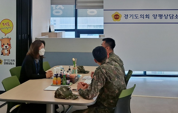 경기도의회 이혜원 의원(국민의힘, 양평2)은 지난 31일 양평상담소에서 육군 제3901부대 관계자와 이천 천덕봉 예비군훈련대 진입도로 개설 민원 해결을 위한 정담회를 가졌다. / 사진 - 경기도의회 제공