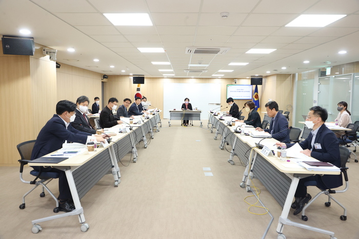 경기도의회(의장 염종현)는 ‘제11대 전반기 연구활동 지원 심의위원회’를 구성하고, 의회 연구활동에