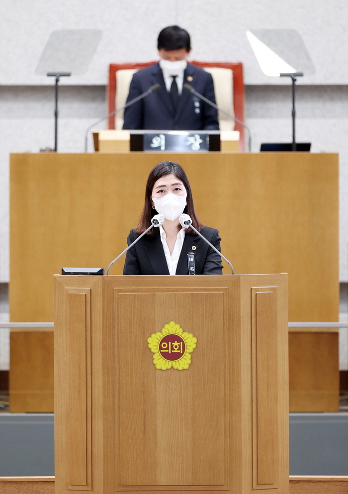 경기도의회 교육기획위원회 장윤정 의원(더불어민주당, 안산3)은 11월 2일 경기도의회 제365회 정례회 제2차 본회의에서 ‘도정과 교육행정에 관한 질문’을 통해 도교육청의 의회 경시 행태 지적 및 IB(International Baccalaureat)교육, 청년공간 근로자 실태 및 처우개선 기준 마련 등에 관련한 도정질의를 펼쳤다. / 사진 - 경기도의회 제공