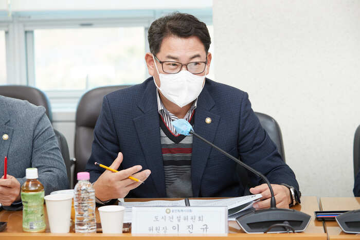 용인특례시의회 도시건설위원회(위원장 이진규)는 14일 오후 3시 대회의실에서 용인시 소속 집행부서와 정책협의회를 열었다. / 사진 - 용인특례시의회 제공 ©