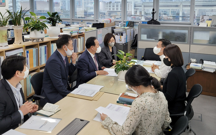 이권재 오산시장이 15일 행정안전부를 방문해 기준인건비 증액을 건의하고 있다. / 사진 - 오산시 제공 ©