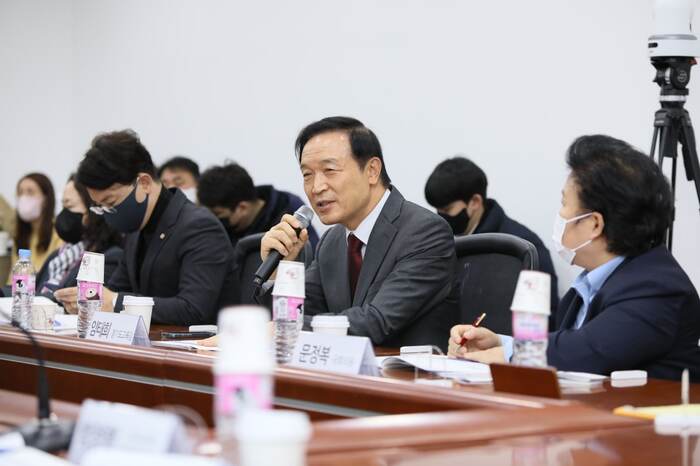 국회 교육위원회 소속 김병욱 국민의힘 의원(경북 포항시남구울릉군)과 문정복 더불어민주당 의원(경기 시흥시갑)이 공동 주최하고 경기도교육청(교육감 임태희)이 주관하는 ‘학교폭력의 교육적 해결 강화를 위한 제도 개선 토론회’가 14일 오전 9시 30분 국회의원회관 내 제11간담회의실에서 개최됐다.