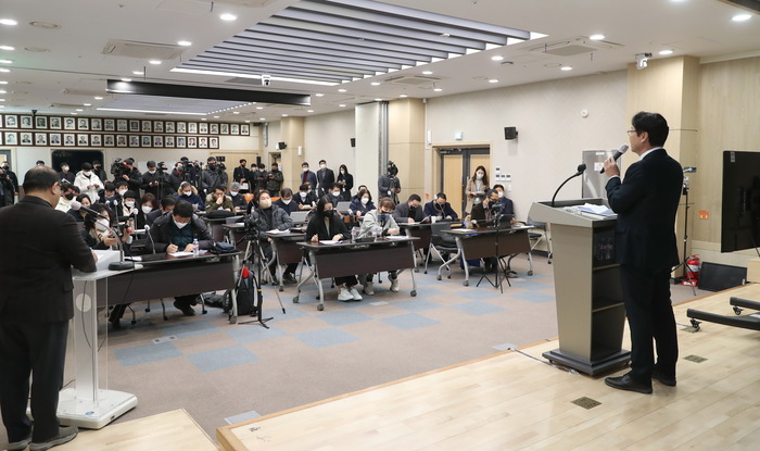 정명근 화성시장이 19일 오전 '화성시 12월 시정브리핑'에서 2023년 시정 방향등을 설명하고 있다. ©