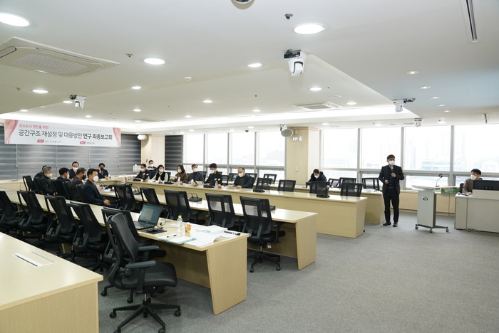 천안시가 지난 26일 시청 중회의실에서 ‘강소도시 천안을 위한 공간구조 재설정 및 대응방안 연구’ 최종보고회를 진행하고 있다.