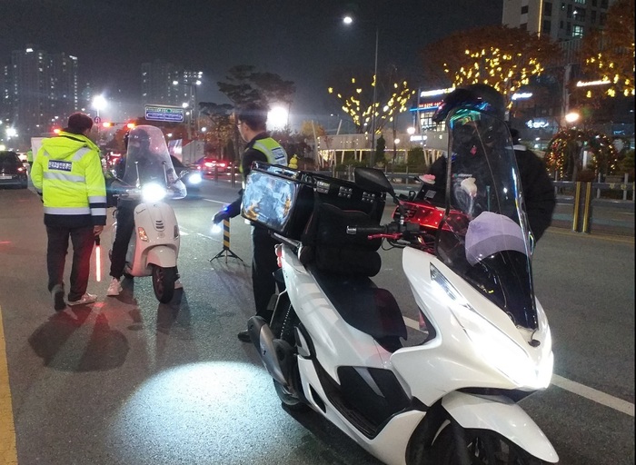 하남시는 올해 1월부터 이륜자동차 소음 피해 방지를 위해 시 전역을 이동소음 규제지역으로 지정한다. 사진은 지난해 11월 미사역 일원에서 하남시와 한국교통안전공단 경기남부본부, 하남경찰서가 이륜차 소음 및 불법 개조 등에 대해 합동 단속을 진행하는 모습 / 사진 - 하남시 제공