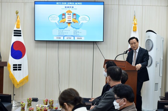 임태희 경기도교육감이 10일 오후 서울시의회 초청 정책간담회에 참석해 ‘경기 미래교육 방향’을 주제로 특강을 하고 있다. ©