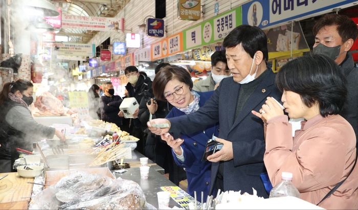 김판수(더불어민주당, 군포4) 경기도의회 부의장은 18일 설 명절을 앞두고 지역경제활성화 및 소상공인의 애로사항을 청취하는 찾아가는 현장도의회 의정활동을 실시했다.