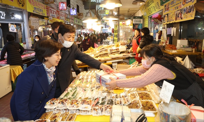 김판수(더불어민주당, 군포4) 경기도의회 부의장은 18일 설 명절을 앞두고 지역경제활성화 및 소상공인의 애로사항을 청취하는 찾아가는 현장도의회 의정활동을 실시했다.