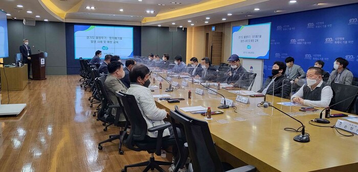 경기도가 사업장폐기물 불법투기로 인한 주민 피해를 예방하기 위해 현지 실정에 가장 밝은 이·통장을 직접 찾아가 사업장폐기물 불법투기 예방교육을 실시한다.