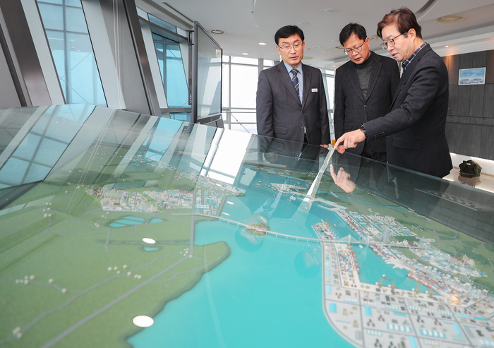 10일 평택시 포승읍 경기경제자유구역청을 방문한 염태영 경제부지사와 신낭현 경기경제자유구역청장 등 관계자들로부터 현황 보고를 받고 평택항 등 관련 시설 등을 살펴보고 있다.
