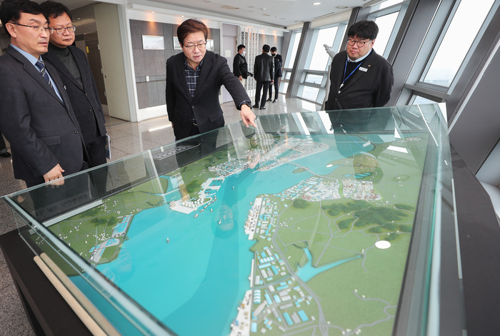 10일 평택시 포승읍 경기경제자유구역청을 방문한 염태영 경제부지사와 신낭현 경기경제자유구역청장 등 관계자들로부터 현황 보고를 받고 평택항 등 관련 시설 등을 살펴보고 있다.