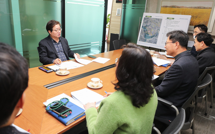 10일 평택시 포승읍 경기경제자유구역청을 방문한 염태영 경제부지사와 신낭현 경기경제자유구역청장 등 관계자들로부터 현황 보고를 받고 있다.