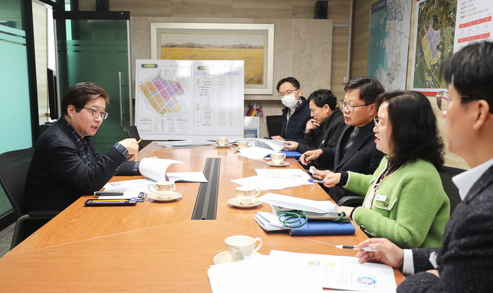 10일 평택시 포승읍 경기경제자유구역청을 방문한 염태영 경제부지사와 신낭현 경기경제자유구역청장 등 관계자들로부터 현황 보고를 받고 있다.