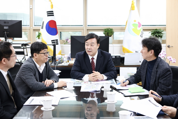 김성제 의왕시장은 10일 시청에서 박재순 국토교통부 공공주택추진단장과 면담을 갖고 개발사업과 관련한 주요 현안사항을 논의했다.