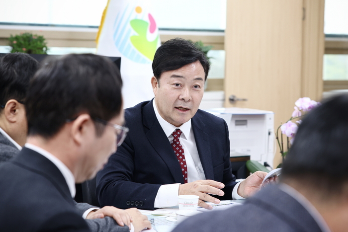 김성제 의왕시장은 10일 시청에서 박재순 국토교통부 공공주택추진단장과 면담을 갖고 개발사업과 관련한 주요 현안사항을 논의했다.