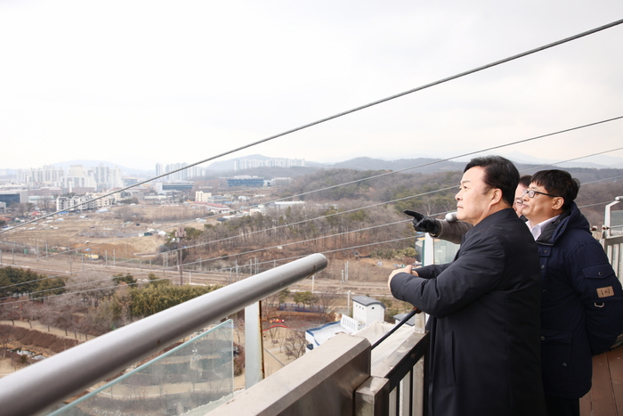 김성제 의왕시장은 10일 시청에서 박재순 국토교통부 공공주택추진단장과 면담을 갖고 개발사업과 관련한 주요 현안사항을 논의했다.