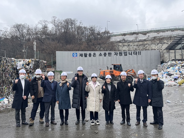 안양시의회 보사환경위원회(위원장 윤경숙)는 제281회 임시회 기간 중인 지난 10일 박달동에 위치한 안양시 생활폐기물 적환장을 방문해 현장 중심의 의정활동을 펼쳤다.