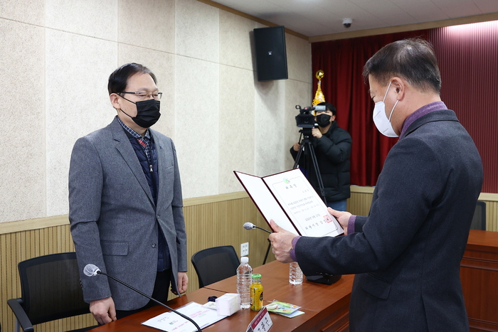 의왕시(시장 김성제)는 10일 시청 중회의실에서 시민이 주체가 되어 2023년 의왕시 소셜미디어를 이끌어갈 SNS 서포터즈 발대식을 가졌다. (김영수 의왕시 부시장이 서포터즈 임명장을 수여하고 있다.)