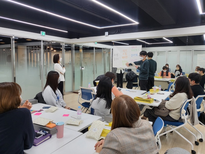 수원시 혁신 주니어보드가 회의를 하고 있다.