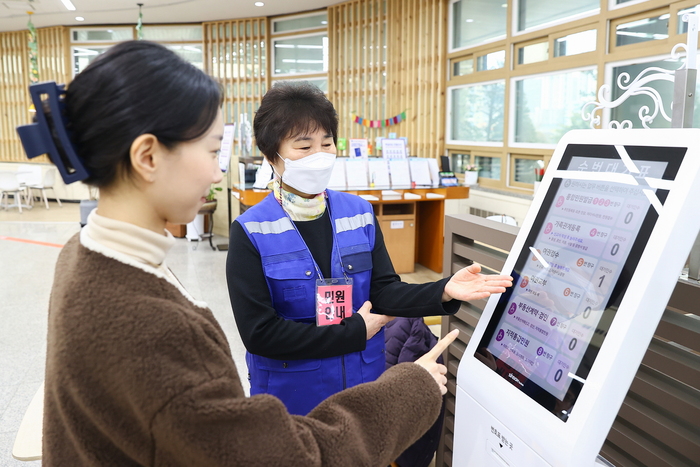 의왕시(시장 김성제)가 관내 동 주민센터 및 시청 민원실을 이용하는 시민에게 신속하고 친절한 민원서비스를 제공하기 위해 ‘친절안내 도우미’를 배치했다.